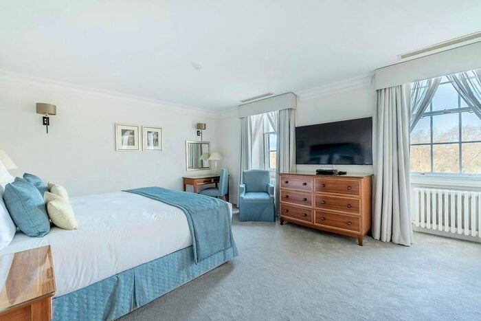 3 Bedroom Flat To Rent In Hyde Park Gate, Kensington, London, SW7