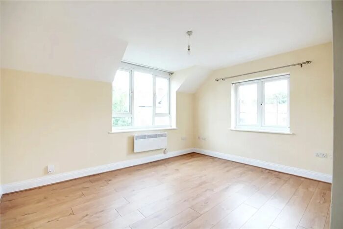2 Bedroom Flat To Rent In South Park Drive, Gerrards Cross, SL9