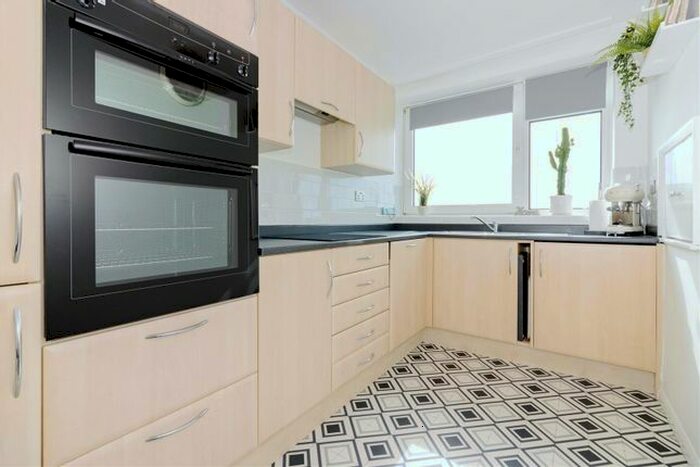 1 Bedroom Flat To Rent In Marine Point, West Parade, Worthing, BN11