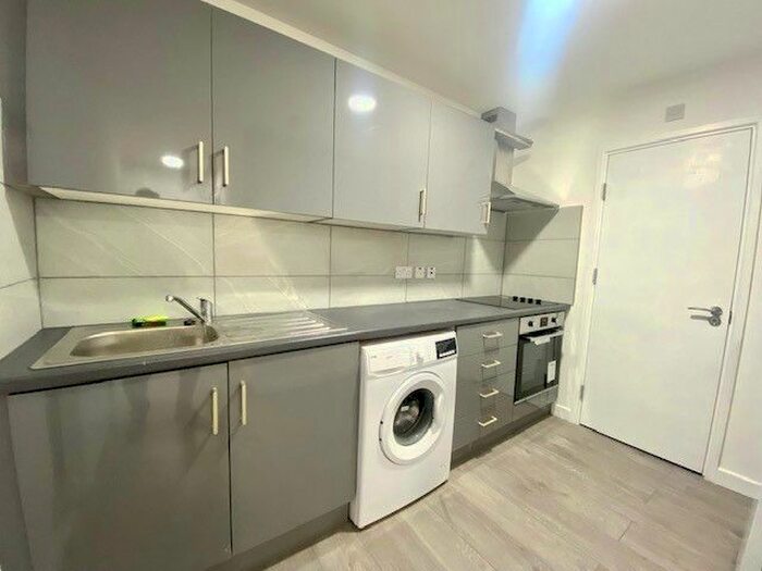 2 Bedroom Flat To Rent In Fairfields Close, Colindale, NW9