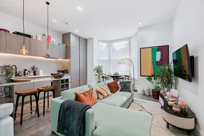 3 Bedroom Flat To Rent In Brondesbury Road, London, NW6