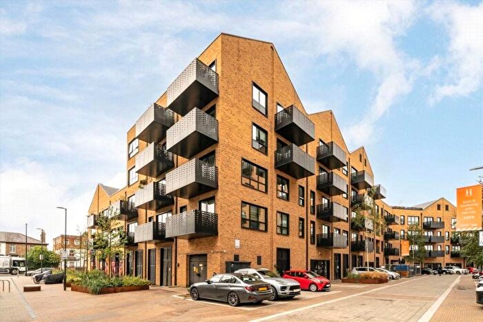 2 Bedroom Flat For Sale In Middle Road, London, W7