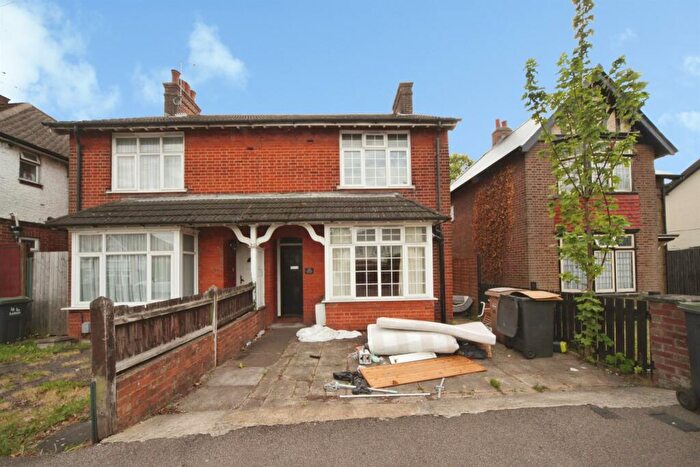 3 Bedroom Semi-Detached House For Sale In Limbury Road, Luton, LU3
