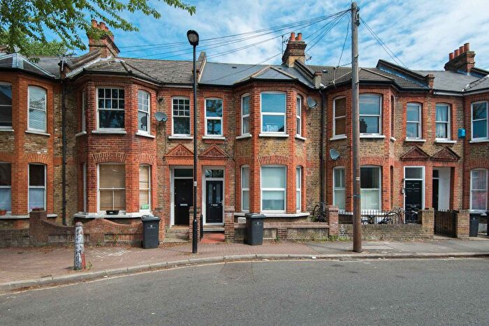 3 Bedroom Flat To Rent In Glenelg Road, London, SW2