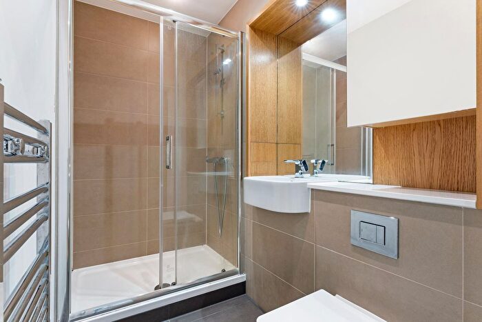 3 Bedroom Flat To Rent In Skyveiw Tower, Stratford, London, E15