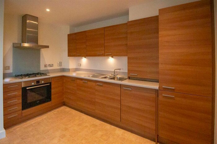 2 Bedroom Flat To Rent In Large Flat With Garage | Highbank, H. Heath, RH16