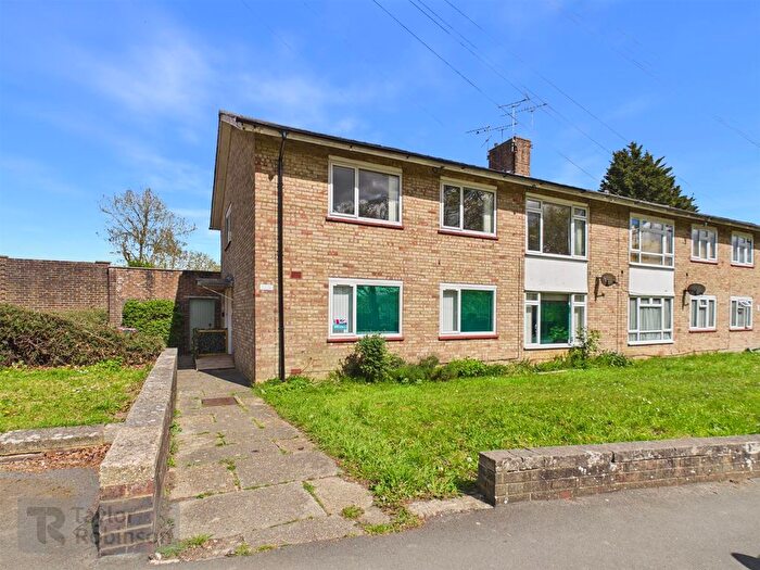 2 Bedroom Maisonette For Sale In Tilgate Way, Crawley, RH10