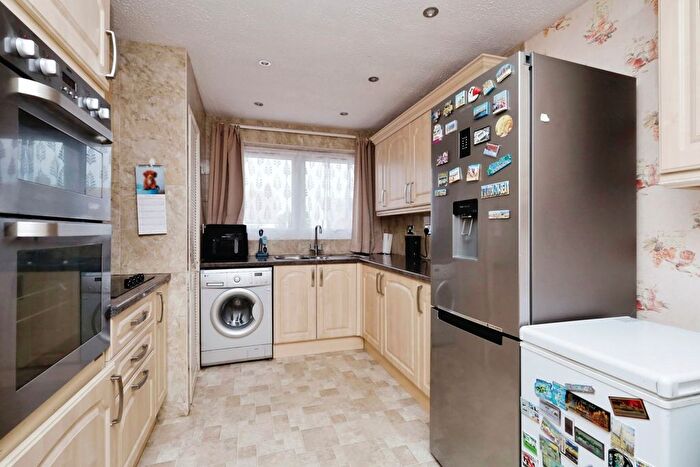 2 Bedroom Detached Bungalow For Sale In Oakleaf Drive, Polegate, BN26