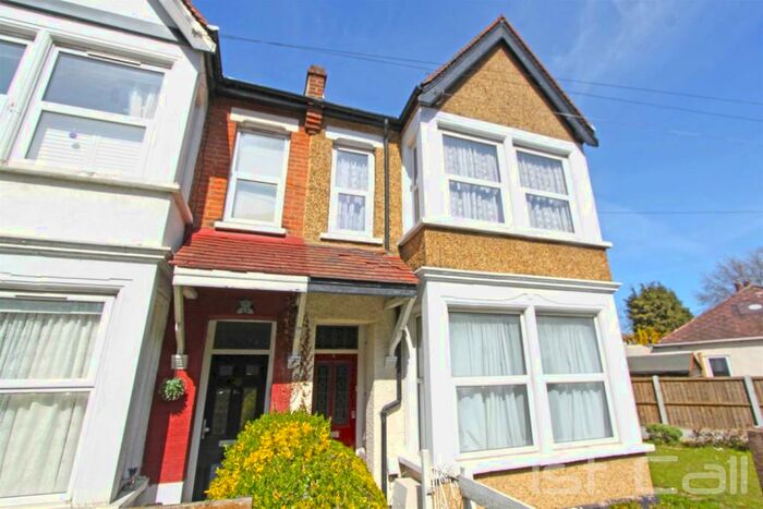2 Bedroom Flat To Rent In Harcourt Avenue, Southend On Sea, SS2