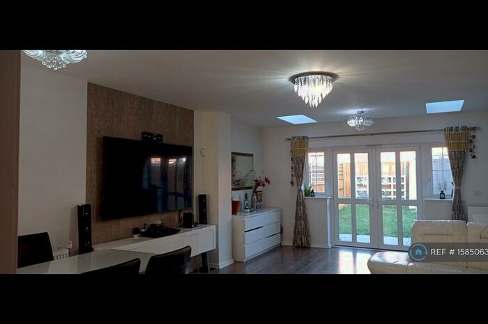 3 Bedroom Terraced House To Rent In Twist Way, Slough, SL2