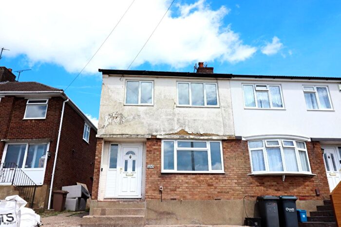 3 Bedroom Semi-Detached House To Rent In Pennine Avenue, Luton, LU3