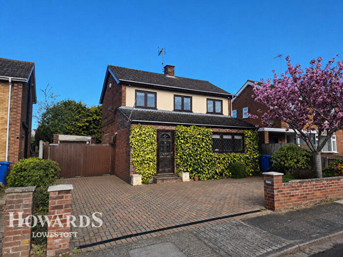3 Bedroom Detached House For Sale In Cedar Drive, South Oulton Broad, NR33