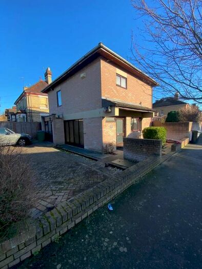 4 Bedroom Detached House To Rent In Essex Road Watford, WD17