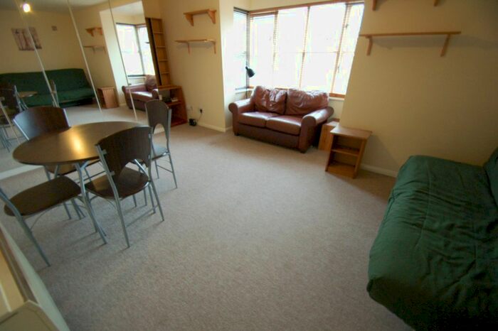 Studio To Rent In Colwyn Green, Snowdon Drive, W Hendon NW9