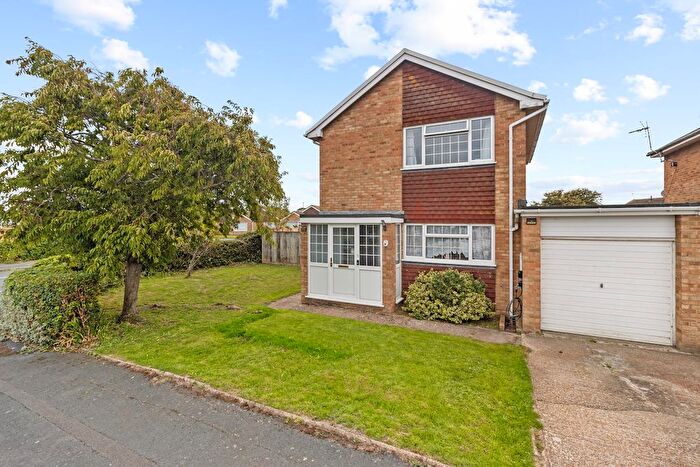 3 Bedroom Link Detached House For Sale In Thackeray Close, Eastbourne, BN23