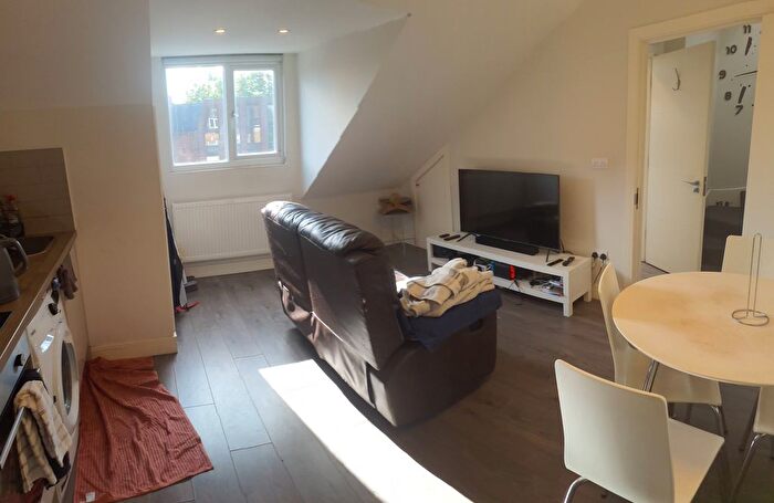 2 Bedroom Flat To Rent In Cricklewood Lane, Cricklewood, London, NW2