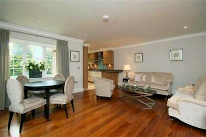 2 Bedroom Flat To Rent In Esher, KT10