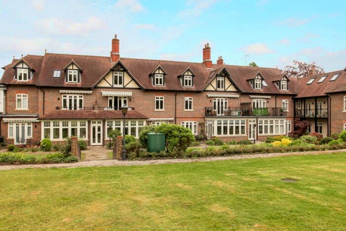 3 Bedroom Apartment To Rent In Horsham Road Guildford, GU5