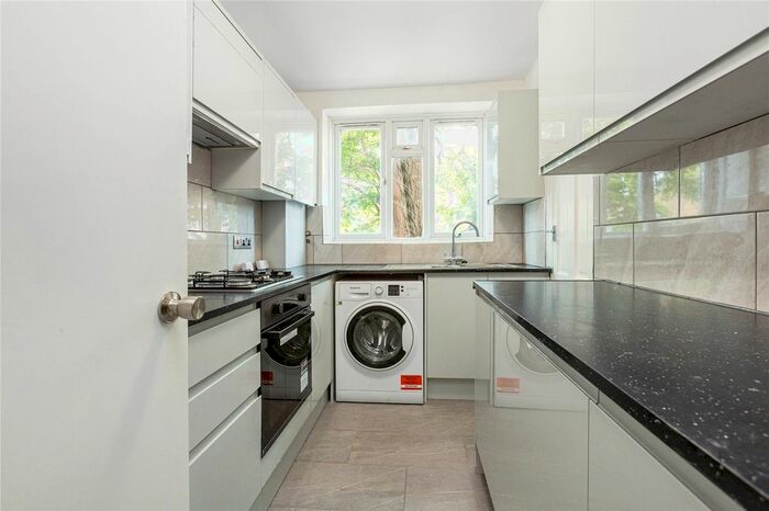 3 Bedroom Flat To Rent In Voltaire Road, Clapham, London, SW4