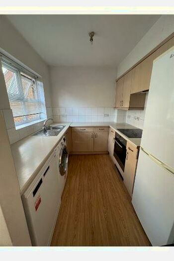 2 Bedroom Flat To Rent In Grosvenor Place, Burleigh Gardens, Woking, GU21