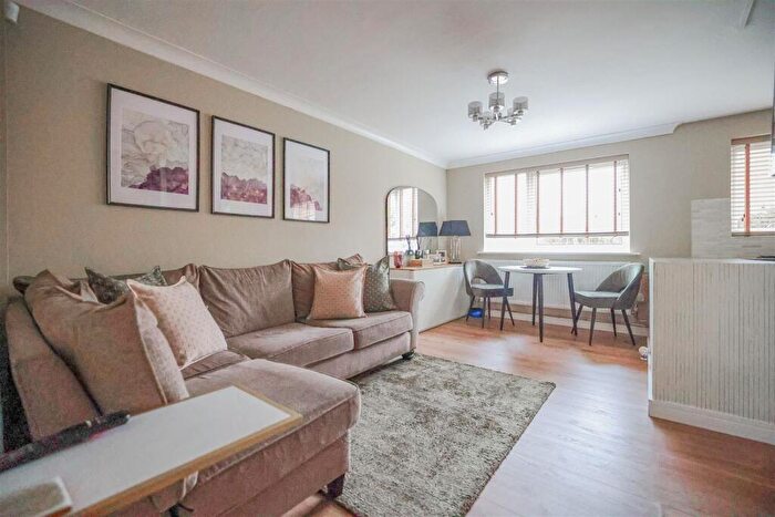 1 Bedroom Flat For Sale In Valley Green, Hemel Hempstead, HP2