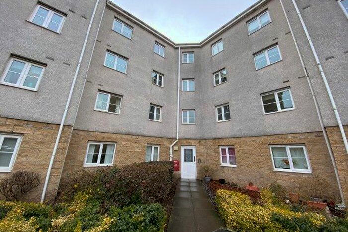 3 Bedroom Flat To Rent In Lloyd Court, Glasgow, G73