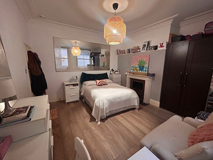 3 Bedroom Flat To Rent In Palace Gate, London, W8