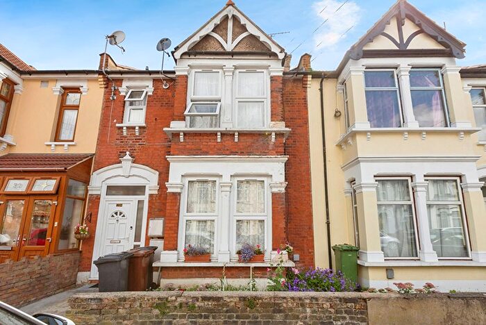 1 Bedroom Flat For Sale In Monteagle Avenue, Barking, IG11