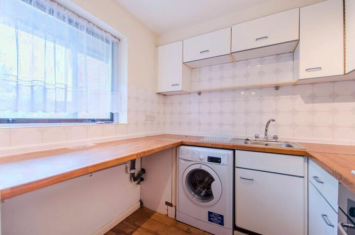 2 Bedroom Flat To Rent In Horseshoe Close, Docklands, London, E14