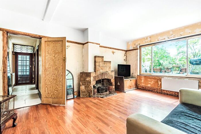 2 Bedroom Apartment For Sale In Stonegate Court, Buck Lane, Kingsbury, NW9
