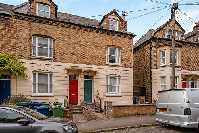 2 Bedroom Maisonette To Rent In Walton Crescent, Oxford, Oxfordshire, OX1