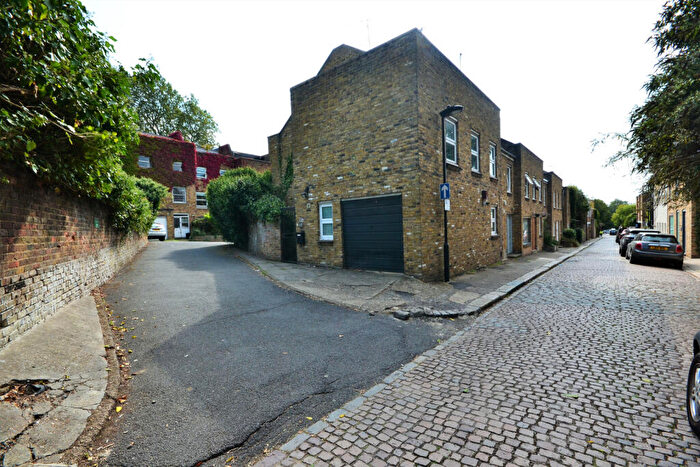 4 Bedroom Mews To Rent In Camden Mews, Camden, London, NW1
