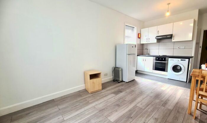 Studio To Rent In Gloucester Road, London, N17