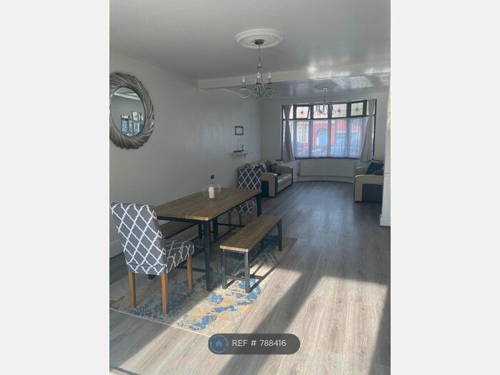 3 Bedroom End Of Terrace House To Rent In Meadway, Ilford, IG3