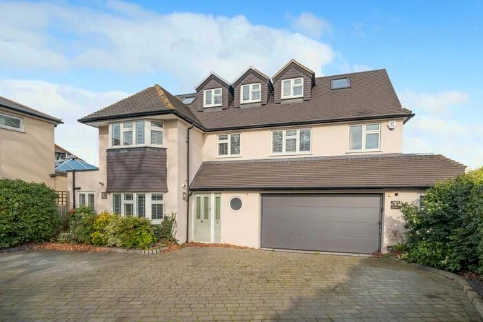 4 Bedroom Detached House To Rent In Walton Park Lane, Walton-On-Thames, KT12