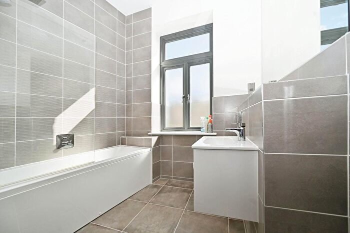 2 Bedroom Flat To Rent In Dyehouse Walk, Yeadon, Leeds, LS19