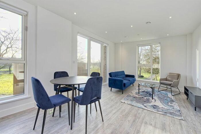 2 Bedroom Flat To Rent In Brecon Court, Lampton Parkside, TW3