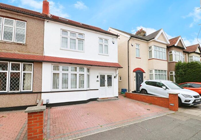 4 Bedroom End Of Terrace House For Sale In Buntingbridge Road, Ilford, IG2