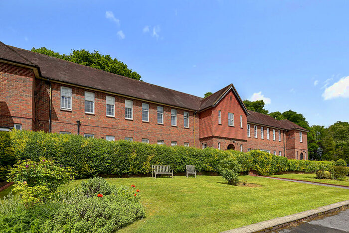 2 Bedroom Ground Flat For Sale In Old Lane, Dockenfield, GU10