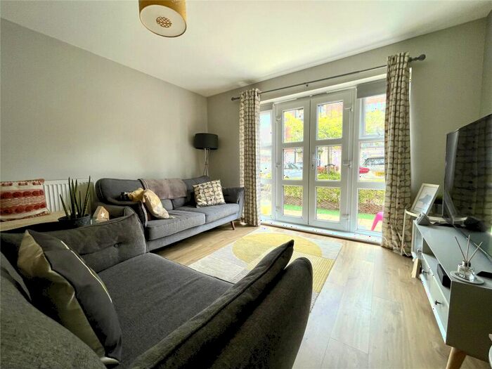 2 Bedroom Flat For Sale In Honington Mews, Farnborough, Hampshire, GU14