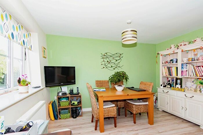 3 Bedroom Town House For Sale In Greenacre Way, Shaftesbury, SP7
