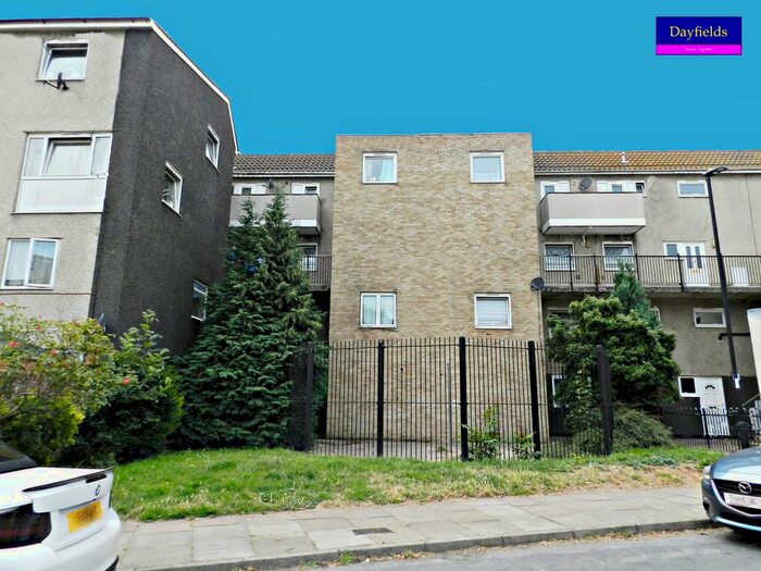 3 Bedroom Maisonette To Rent In Hadrians Ride, Enfield, EN1
