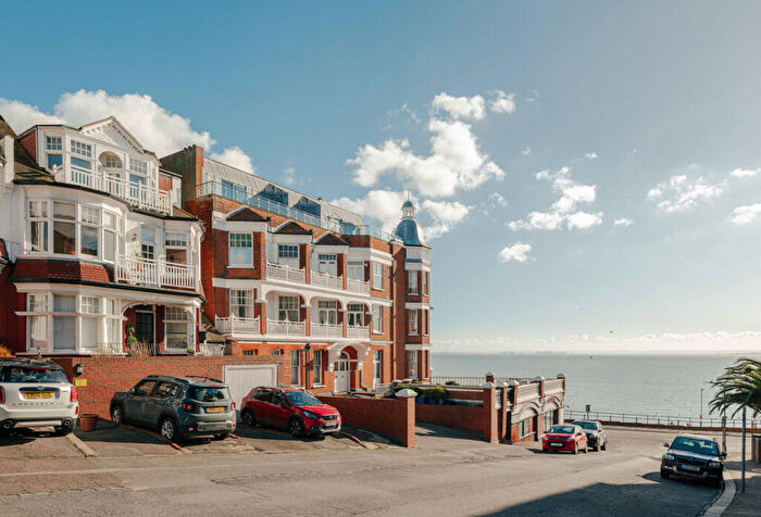 2 Bedroom Flat For Sale In Palmeira Avenue, Westcliff-on-sea, SS0