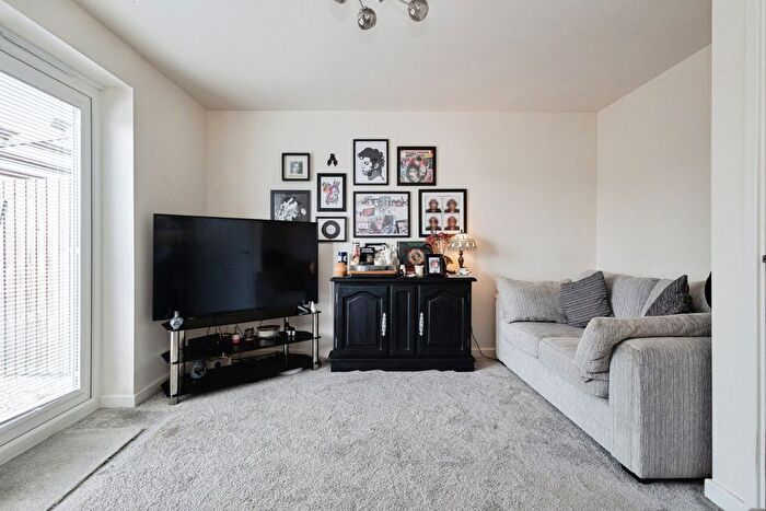 2 Bedroom Semi-Detached House For Sale In Whitebank Road, Oldham, Lancashire, OL8