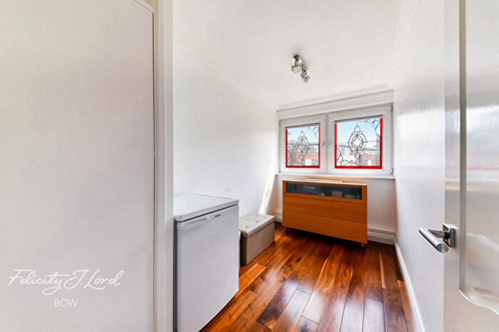 3 Bedroom Flat For Sale In Weatherley Close, London, E3