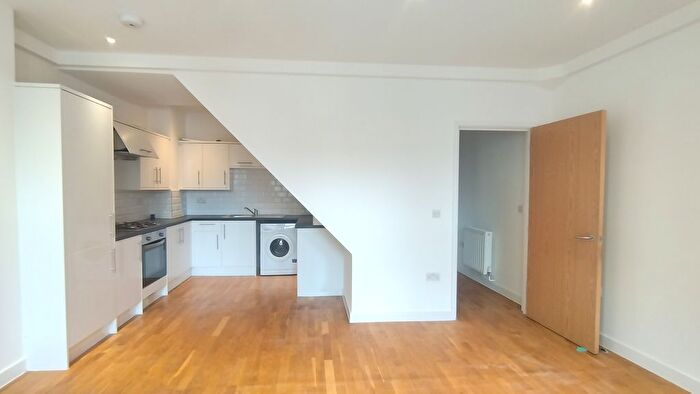 3 Bedroom Flat To Rent In The Mall, London, W5