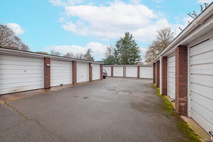 2 Bedroom Flat For Sale In Broom Park, Teddington, TW11 - Photo 10