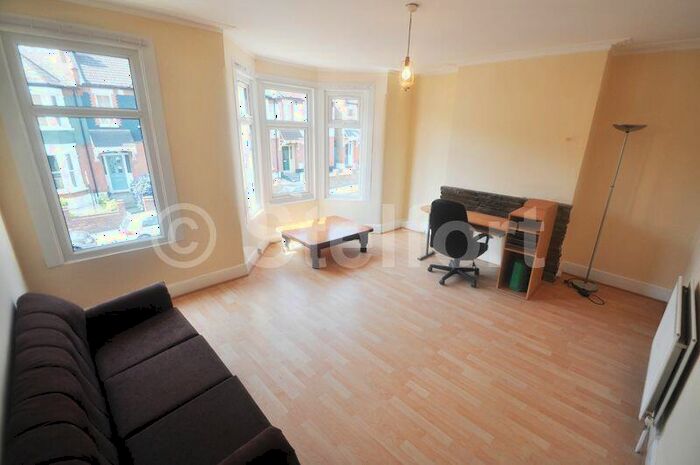 2 Bedroom Flat To Rent In George Lane, E18