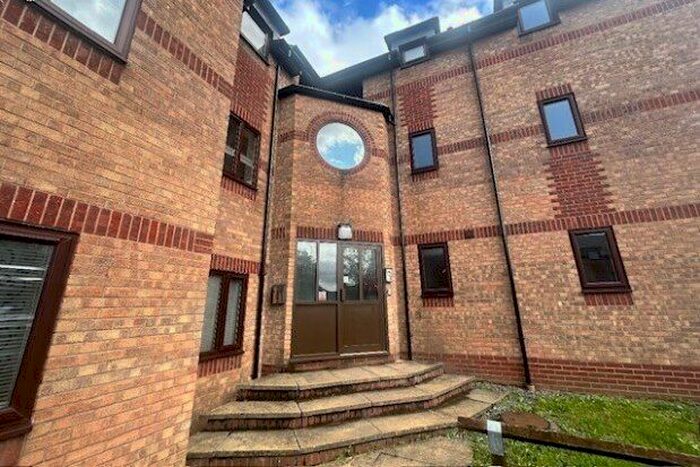2 Bedroom Flat To Rent In Whitley Mead, Bristol, BS34