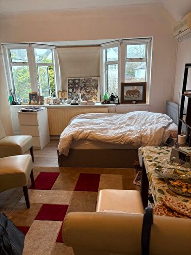 Studio To Rent In Hendon Lane, London, N3